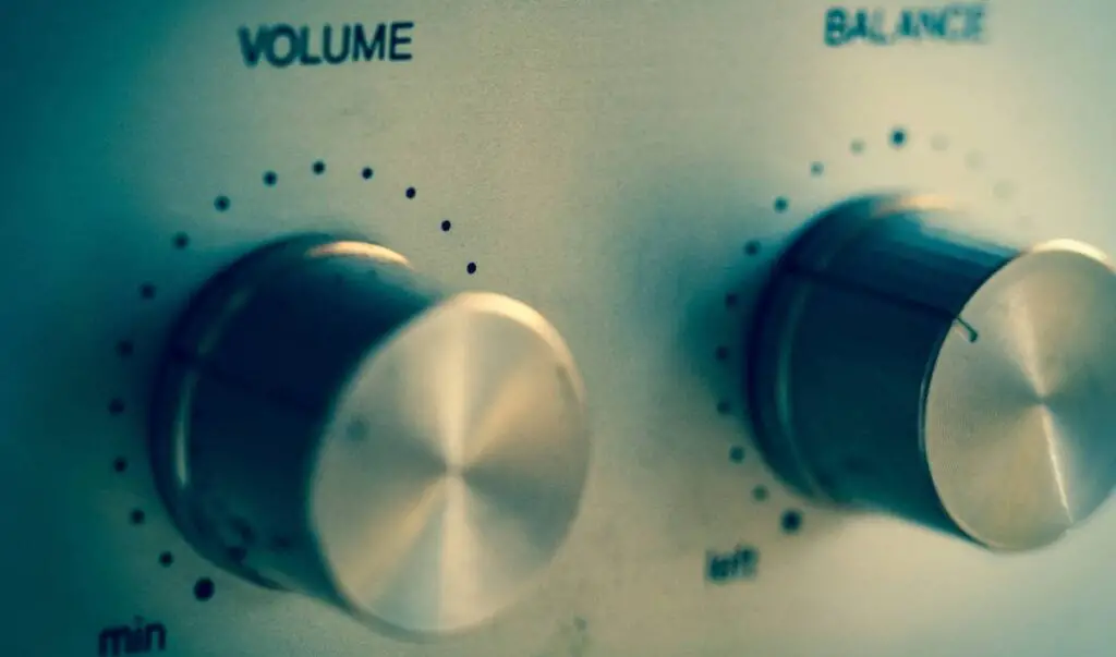 volume and balance knob on bass amplifier