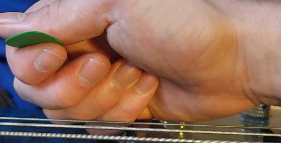 hand picking bass strings with proper wrist movement