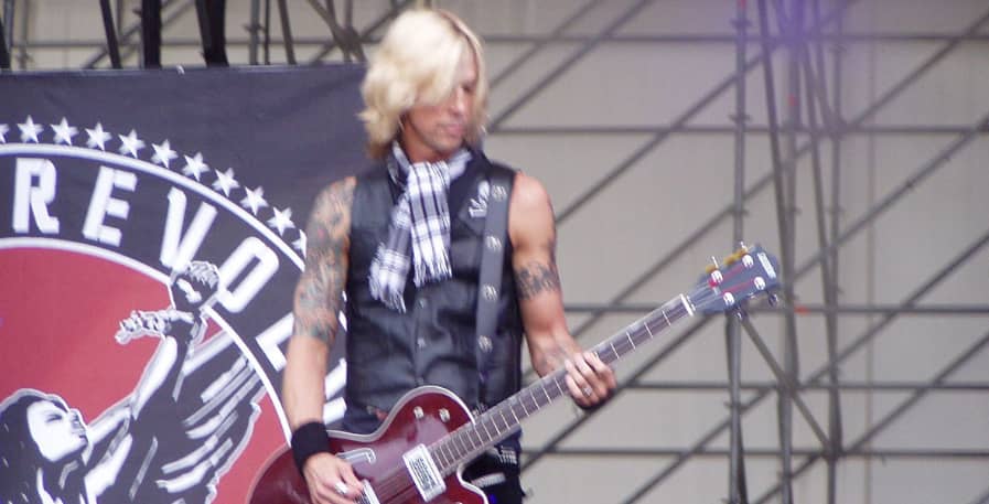 duff mckagan playing bass line with velvet revolver