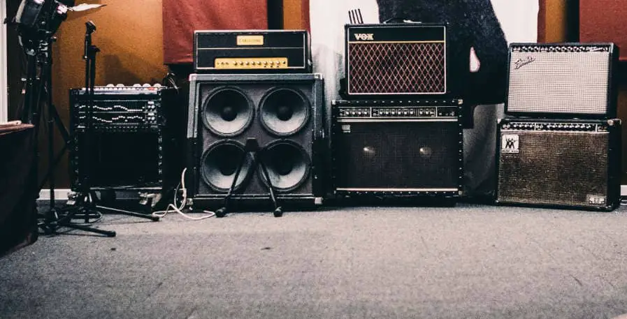 bass and guitar amplifiers in recording studio