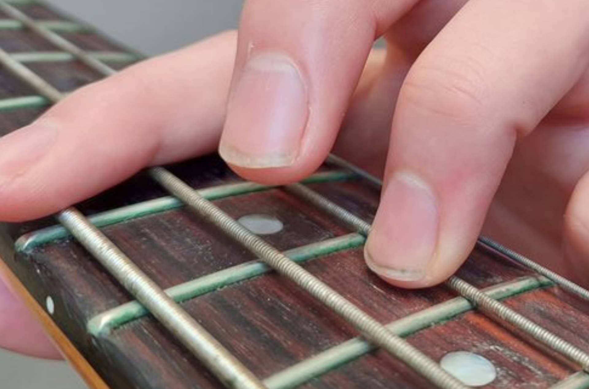 Guide To Bass Damping (Technique, Fret Wraps, Foam, Cloth) BassOx