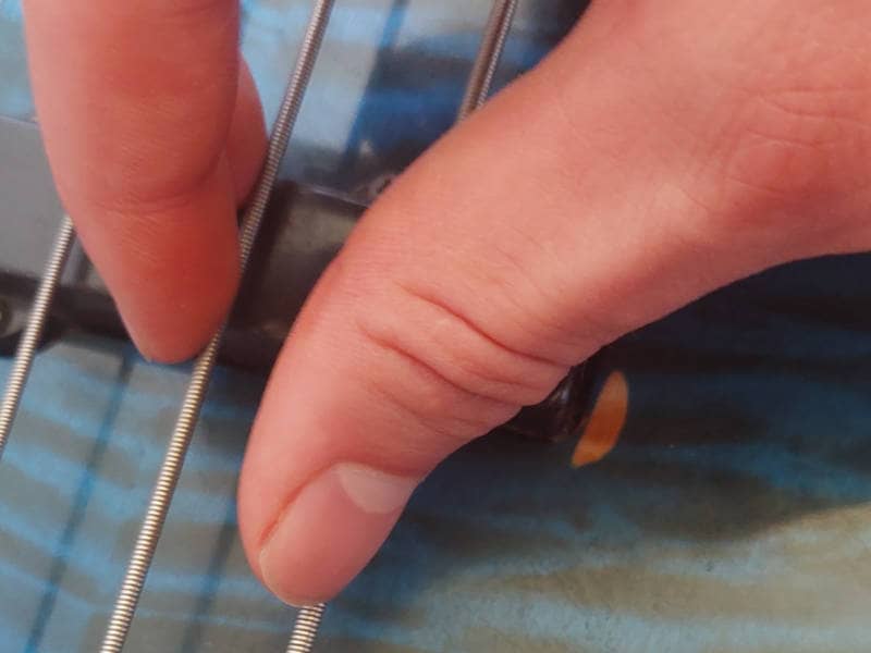 alternative way to do the floating thumb technique for bass guitar