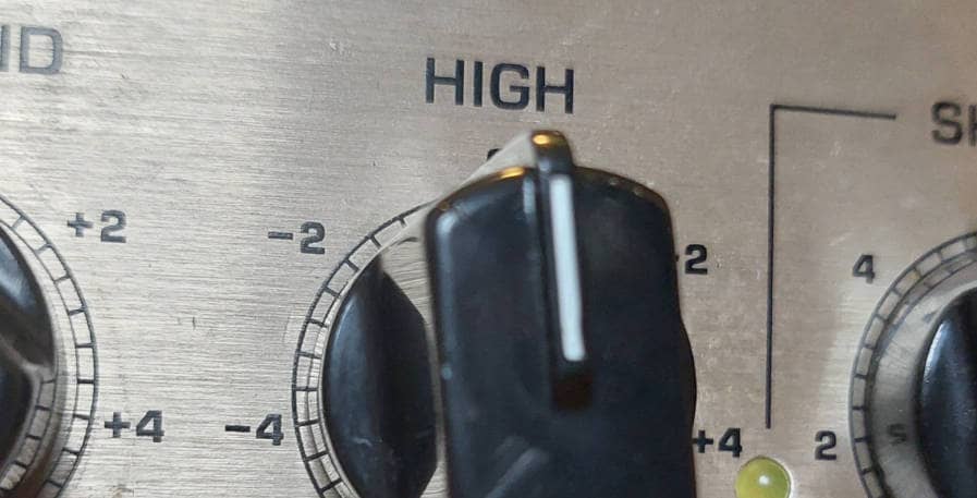 Tone knob on bass amp for high frequencies